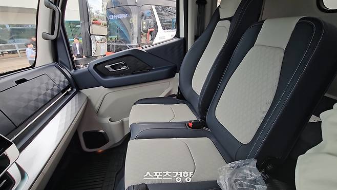 하이쎈 실내. 경쟁 모델 대비 와이드한 실내 공간을 지니고 있다. 사진 | 손재철기자