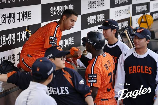 ▲ 한화 이글스 요나단 페라자와 윌켈 에르난데스. ⓒ 한화 이글스
