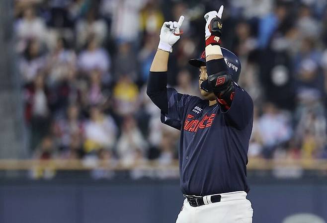 ▲ 한동희는 올해 홈런을 하나도 기록하지 못하는 것은 물론, 너무 많은 땅볼이 나오며 어려움을 겪고 있다 ⓒ연합뉴스