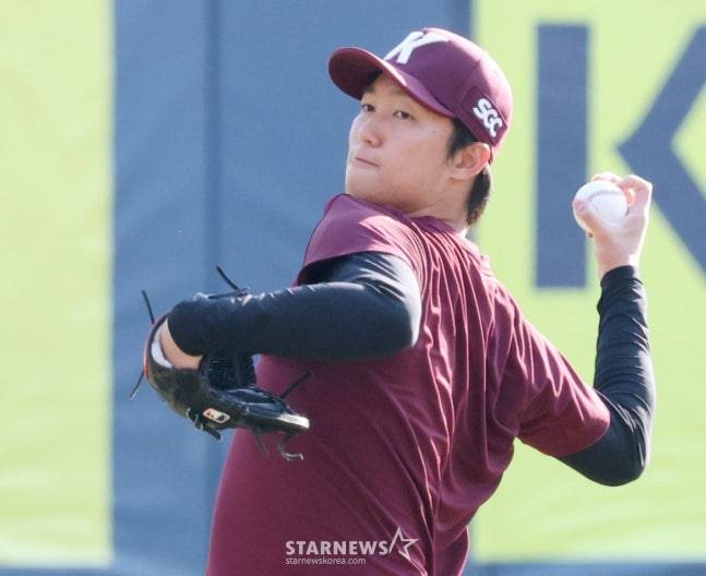 훈련하고 있는 안우진. /사진=김진경 대기자