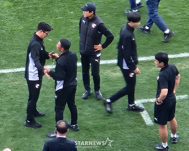 경기가 끝난 뒤에도 대기심과 대화하는 조성환(왼쪽에서 두 번째) 부산 아이파크 감독. /사진=박건도 기자