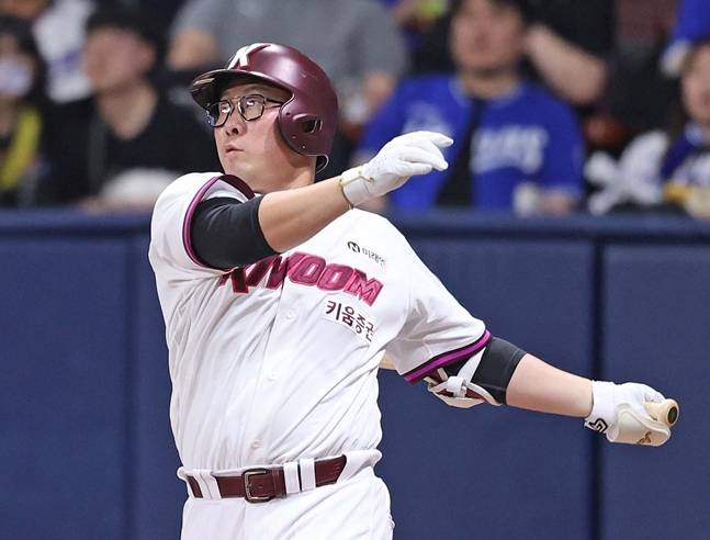 맹타를 휘두르는 안치홍. /사진=키움 히어로즈