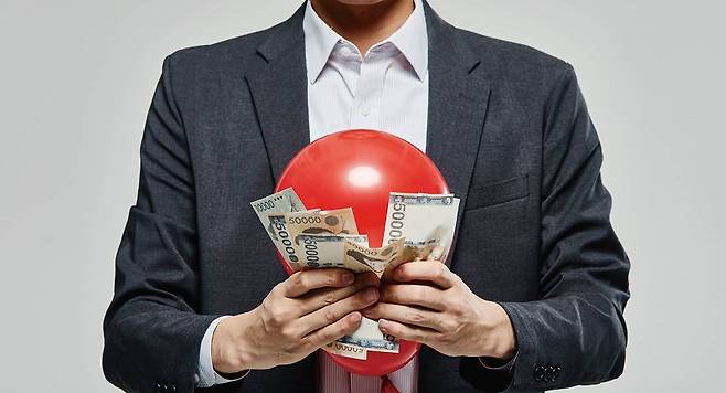 가계부를 제대로 통제하려면 정기 소득 안에서 모든 지출을 해결해야 한다.[사진 | 게티이미지뱅크]