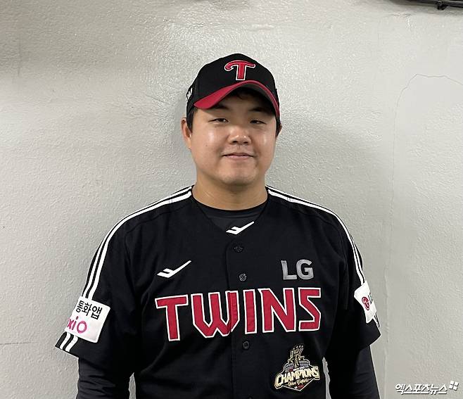 LG 트윈스 장현식이 25일 서울 잠실야구장에서 열린 2026 신한 SOL Bank KBO리그 정규시즌 두산 베어스와 원정경기를 마치고 취재진과 인터뷰에 응하고 있다. 잠실, 김유민 기자