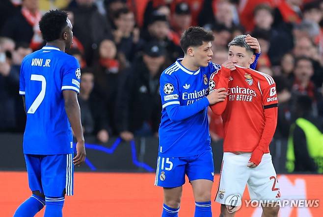 비니시우스에게 무언가를 말하는 프레스티아니 [AFP=연합뉴스]
