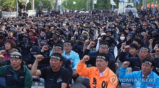 화물연대 사망 조합원 책임자 처벌하라 (진주=연합뉴스) 김동민 기자 = 21일 오후 경남 진주시 정촌면 BGF로지스 진주센터 일대 조합원 임시 분향소에서 열린 '화물연대 사망 조합원 진상규명 및 책임자 처벌 촉구 결의대회'에서 참석자들이 구호를 외치고 있다. 2026.4.21 image@yna.co.kr