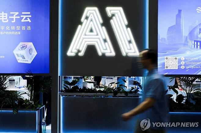 지난해 7월 중국 상하이에서 열린  '2025 세계인공지능대회(WAIC)' 행사장을 지나는 행인 모습. [로이터=연합뉴스 자료사진]