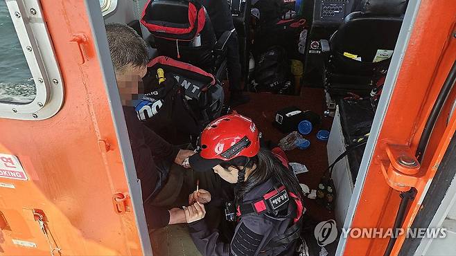 울산 방어진 해상서 실족했다 구조된 모터보트 낚시객 (울산=연합뉴스) 25일 오전 울산 앞바다에서 홀로 모터보트 낚시를 하던 50대 남성이 바다에 빠졌다가 해경에 무사히 구조됐다. 사진은 해경 관계자가 구조한 낚시객의 건강 상태를 확인하는 모습. 2026.4.25 [울산해양경찰서 제공. 재판매 및 DB 금지] jjang23@yna.co.kr