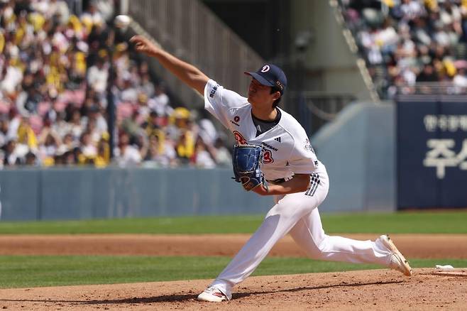 역투하는 두산 최민석 두산 우완 선발 최민석이 25일 서울 잠실구장에서 열린 2026 프로야구 LG 트윈스와 홈 경기에서 역투하고 있다. [두산 베어스 제공. 재배포 및 DB 금지]