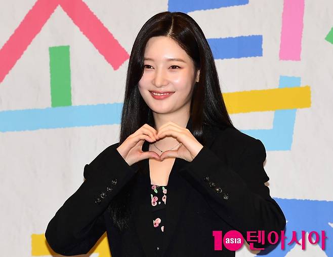 정채연이 공식 행사에 참석해 포즈를 취하고 있다./사진=텐아시아DB