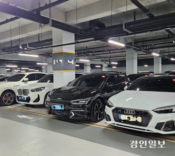 24일 수원시 권선구의 한 중고차 매매단지에 중고 전기, 하이브리드 차량이 전시되어 있다. 2026.4.24 /김지원기자 zone@kyeongin.com