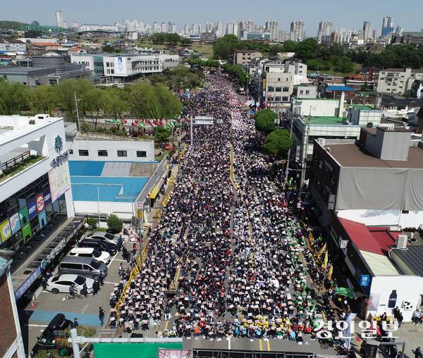 지난 2022년 제132주년 세계노동절 경기대회가 열린 수원 팔달구청 앞 도로가 민주노총 경기도본부 집회 인파로 가득 차 있다. /경인일보DB