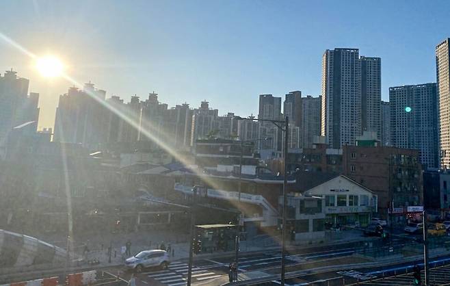 ▲&nbsp;인천 원도심에 주택, 구축 아파트와 신축 아파트가 공존하는 모습. 분양가 상승으로 신축과 기존 주택이 다른 가격 흐름을 보이며 시장 분리 현상이 나타나고 있다./김원진 기자 kwj7991@incheonilbo.com