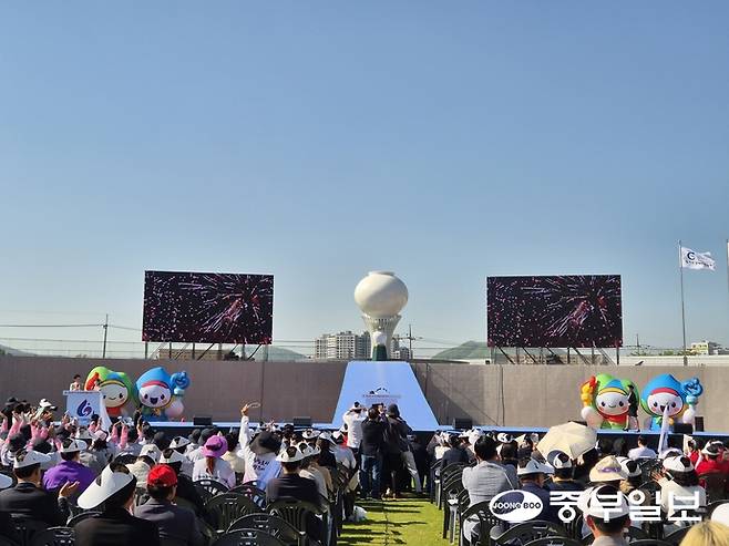 26일 광주G스타디움에서 열린 '제16회 경기도장애인체육대회 2026 광주' 개회식에서 대회 개막을 알리는 축포 영상이 상영되고 있다. 이건우기자