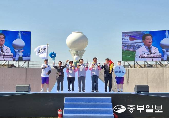 26일 광주G스타디움에서 열린 '제16회 경기도장애인체육대회 2026 광주' 개회식에서 개최지인 광주시 선수단이 입장 세리머니를 하고 있다. 이건우기자