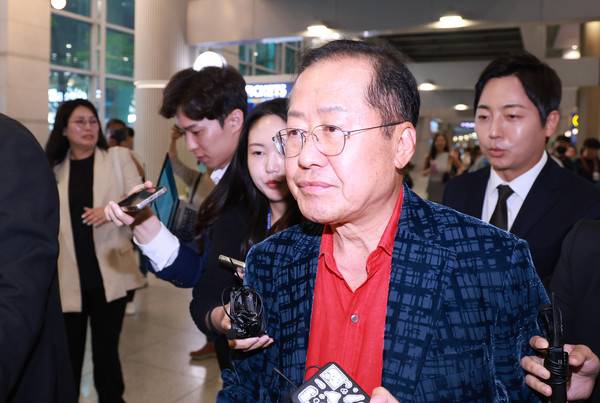 홍준표&nbsp;전 대구시장이 17일 인천국제공항 제1여객터미널을 통해 귀국, 취재진과 인터뷰를 마친 뒤 이동하고 있다. 홍 전 시장은 지난 4월 국민의힘 대선 후보 경선에서 패배한 뒤 탈당하고 미국 하와이에 머물렀다. 2025.6.17 [사진=연합뉴스]