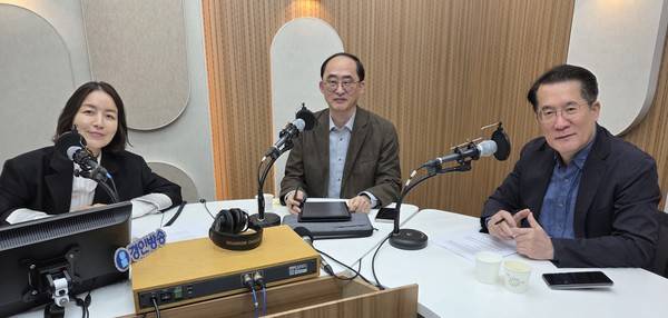 박상병 정치평론가(오른쪽), 류권홍 변호사(가운데), 박주언 앵커 2026.4.23 [사진=연합뉴스]