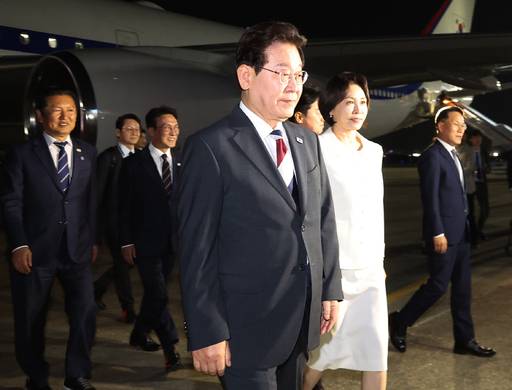 인도·베트남 국빈방문을 마치고 귀국한 이재명 대통령과 김혜경 여사가 24일 성남 서울공항에서 차량 탑승을 위해 이동하고 있다.