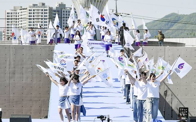 26일 광주시 G-스타디움에서 열린 제16회 경기도장애인체육대회 2026 광주 개회식에서 31개 시군 기수단이 입장하고 있다. 김태완 기자 lift@kihoilbo.co.kr