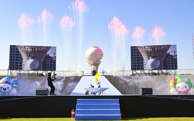 26일 광주시 G-스타디움에서 열린 제16회 경기도장애인체육대회 2026 광주 개회식에서 성화 최종주자인 임호원(광주시·휠체어테니스)가 성화를 점화하자 축포가 터지고 있다. 김태완 기자 lift@kihoilbo.co.kr