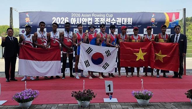 26일 충북 충주 탄금호 조정경기장에서 막을 내린 2026 아시안컵 조정선수권대회 남자부 쿼드러플스컬에서 정상에 오른 한국 대표팀이 다른 입상팀들과 함께 기념사진을 찍고 있다.