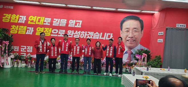 제9회 전국동시지방선거 국민의힘 단양군 호보자들이 김문근 단양군수 후보를 중심으로 도의원·군의원 후보들이 나란히 서서 주먹을 들어 보이며 선거 승리를 향한 의지를 드러내고 있다.(사진=김문근캠프제공)