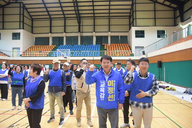 이정선 전남광주통합특별시 교육감 예비후보가 25일 전남 세한대학교 총동문회 체육대회에서 참석자들과 인사를 나누고 파이팅을 외치고 있다. /이정선 예비후보 캠프 제공