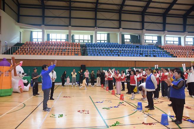 이정선 전남광주통합특별시 교육감 예비후보가 25일 전남 세한대학교 총동문회 체육대회에서 참석자들과 인사를 나누고 있다. /이정선 예비후보 캠프 제공