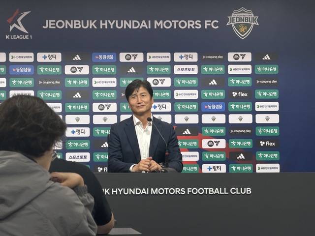 26일 전주월드컵경기장에서 열린 포항스틸러스와 경기에 3-2 극적인 승리 후 정정용 전북현대 감독이 취재진의 질문에 답하고 있다. /유민성 수습기자