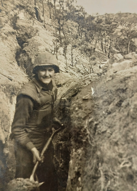 ◇크리스토퍼 버니어씨는 6·25참전용사였던 부친 고 어네스틴 버니어씨가 보관해 온 당시 사진을 공개했다. 당시 사진에는 참호를 만들던 고 어네스틴 버니어씨의 모습과 현재 비무장지대(DMZ) 내 한탄강 일대 모습이 생생하게 담겨있다.