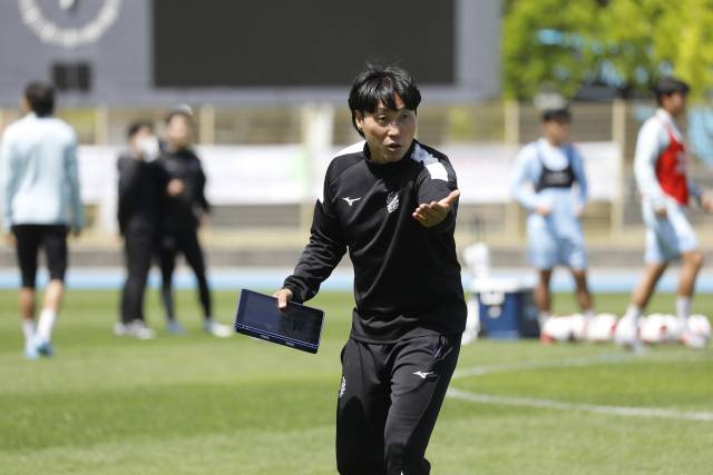 프로축구 K리그2 대구FC 최성용 감독이 훈련 내용을 지시하고 있다. 대구FC 제공