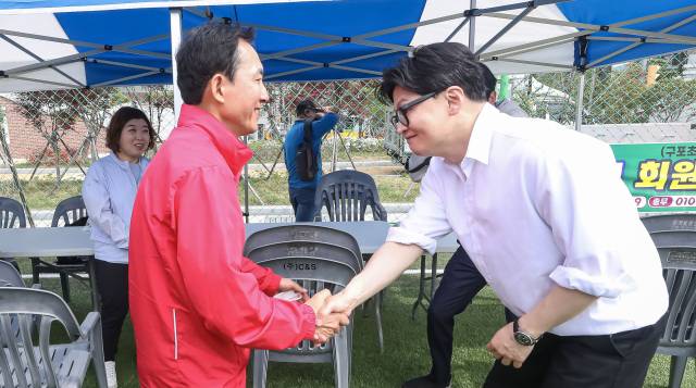 부산 북갑 국회의원 보궐선거에서 국민의힘 공천을 바라는 박민식 전 국가보훈부 장관과 무소속 출마를 공식화 한 한동훈 전 국민의힘 대표가 26일 부산 구포초에서 열린 동문운동회에 참석해 있다. 김종진 기자 kjj1761@