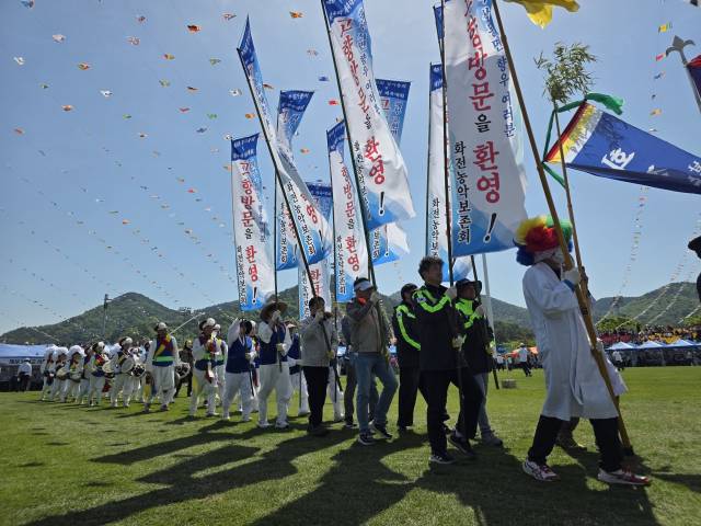 개회식에서 화전농악보존회 사물놀이를 필두로 읍면별 팀들이 입장하고 있다. 김현우 기자