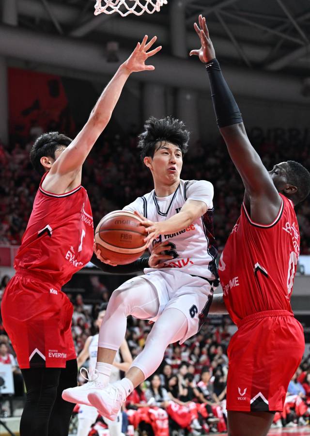 부산 KCC의 최진광(가운데)이 26일 안양 정관장 아레나에서 프로농구 4강 PO 2차전 경기에서 상대 수비진을 피해 패스를 하고 있다. KBL 제공