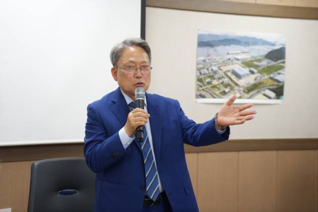 매일마린 파트너스 김명진 회장이 지난 23일 기자간담회에서 사업 구조를 설명하고 있다. 메인비즈협회 제공