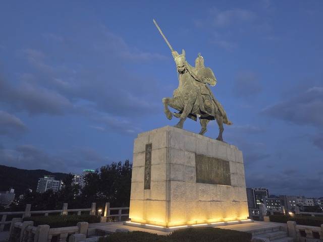 황성공원 가운데 조성된 김유신 장군 동상. 강시일 기자