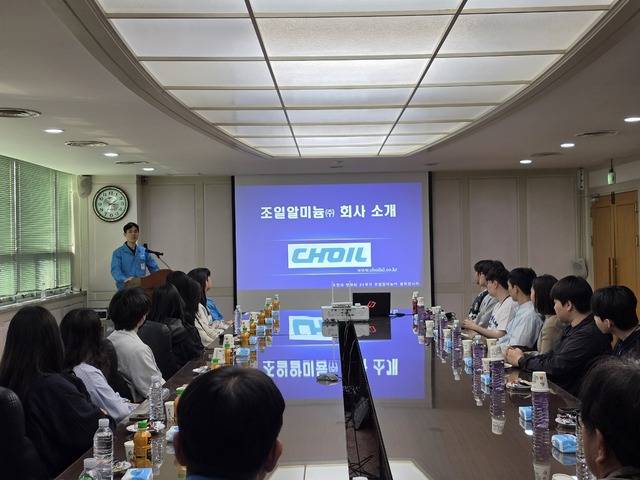 대구일보가 지역 산·학 연계 기획으로 마련한 '불여일견-청년, 현장에서 길을 찾다' 두 번째 탐방이 지난 24일 경북 경산시 진량읍에 위치한 조일알미늄에서 진행됐다. 사진은 기업 관계자가 회사 소개를 하고 있는 모습이다. 권영진 기자