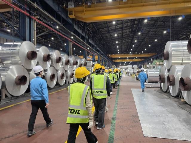 학생들이 조일알미늄 생산 공정 과정을 살펴보고 있다. 권영진 기자