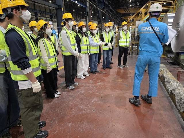 조일알미늄 관계자가 대학생들을 대상으로 생산 공정 과정 등에 대해 설명하고 있다. 권영진 기자