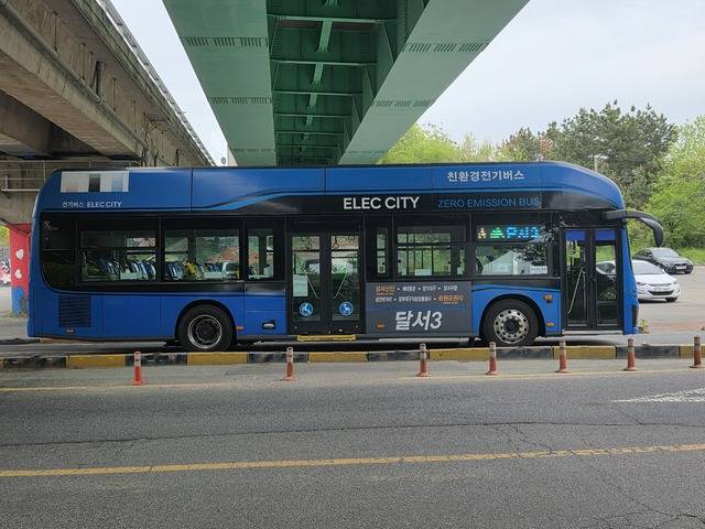 대구 대표 열린관광지인 사문진나루터를 운행하는 '달서3' 노선의 친환경 전기 저상버스. 대구시가 저상버스 도입을 확대하고 있지만, 휠체어 이용자들은 여전히 대중교통을 이용해 관광지로 이동하는 데 심리·물리적 장벽을 느낀다. 김용국 기자
