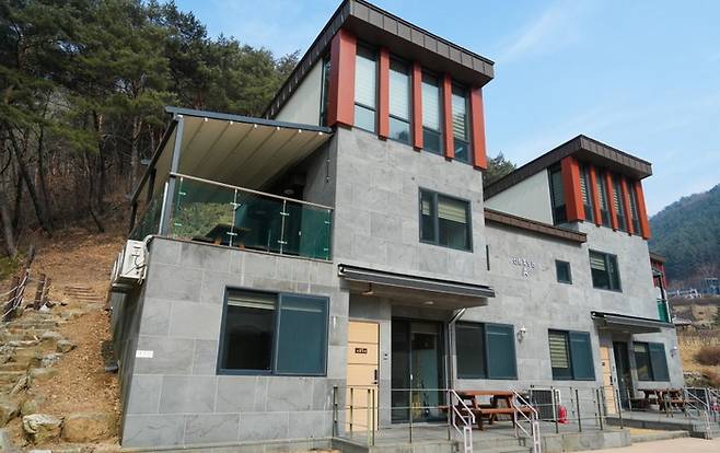 문수산 자연휴양림 산림휴양관 전경. 단체 방문객과 가족 단위 체류객을 위한 숙박시설로 넓은 공간과 편의시설을 갖췄다. 황준오기자 joono@yeongnam.com