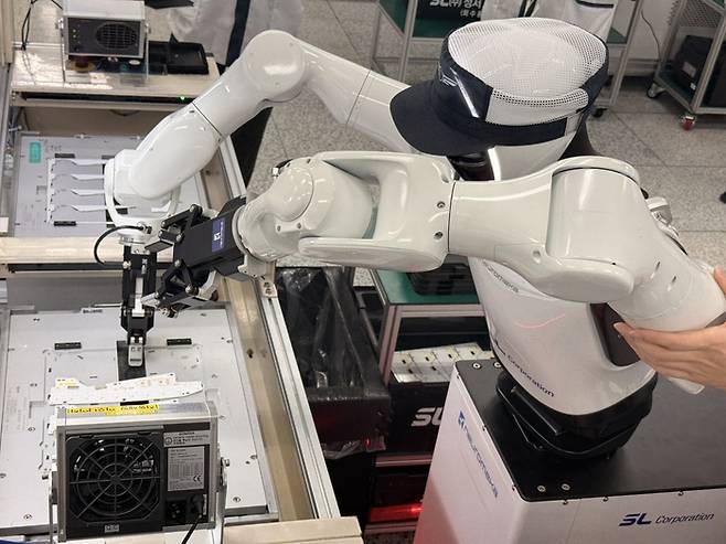 지난 24일 대구 달서구 에스엘<주> 성서전자공장에서 이동형 양팔 로봇 멕시온이 기판외형가공(PCB Routing) 공정을 수행하고 있다. <대구기계부품연구원 제공>