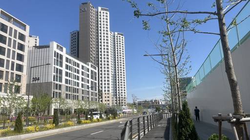 돌곶이로를 경계로 동쪽(왼쪽)은 개발이 마무리 단계에 들어섰고, 서쪽(오른쪽)은 정비사업이 다시 속도를 내고 있다./성채리 인턴기자