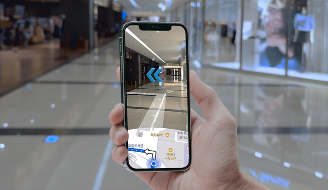네이버 지도 앱 내의 실내 AR 길안내 기능을 활용해 복잡한 구조의 코엑스에서도 손쉽게 길을 찾을 수 있다./사진=네이버