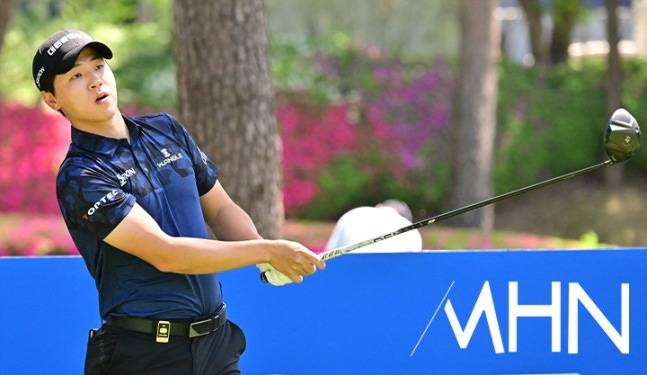 최찬이 26일 열린 KPGA 투어 우리금융 챔피언십 최종라운드에서 샷을 하고 있다.