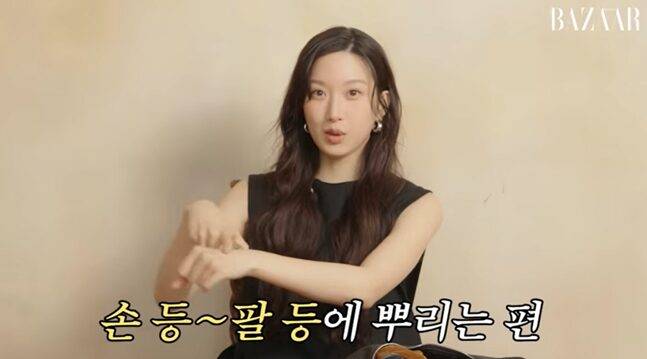 향수는 맥박 부위에 뿌리면 오래 가지만 손목은 마찰이 잦아 손등에 뿌리는게 낫다. 사진=하퍼스 바자 코리아 유튜브 캡처