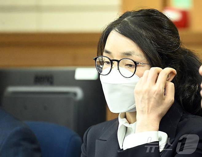 김건희 여사가 24일 서울 서초동 서울중앙지법에서 열린 김 여사의 특정범죄가중처벌법상 알선수재 및 자본시장법·정치자금법 위반 등 사건 첫 재판에 출석하고 있다. 2025.9.24 ⓒ 뉴스1 사진공동취재단