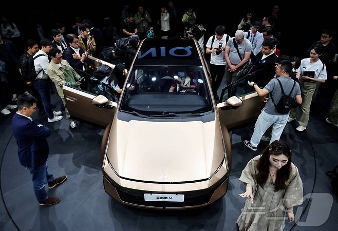 24일 중국 베이징에서 열린 베이징 국제자동차전시회 '오토 차이나' 현대차 부스에서 관람객들이 현대차 아이오닉 브랜드의 신형 전기차 '아이오닉V' 주변에 모여 있다. 2026.4.24. ⓒ 로이터=뉴스1