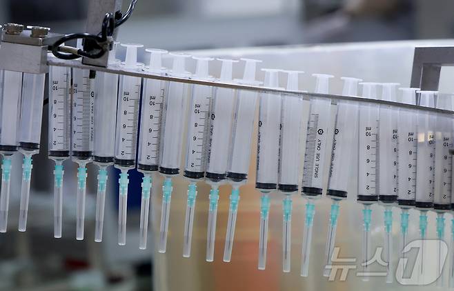 15일 오후 경기 안산시 단원구 한국백신에서 직원들이 주사기 제품을 만들고 있다. (공동취재) 2026.4.15 ⓒ 뉴스1 김영운 기자
