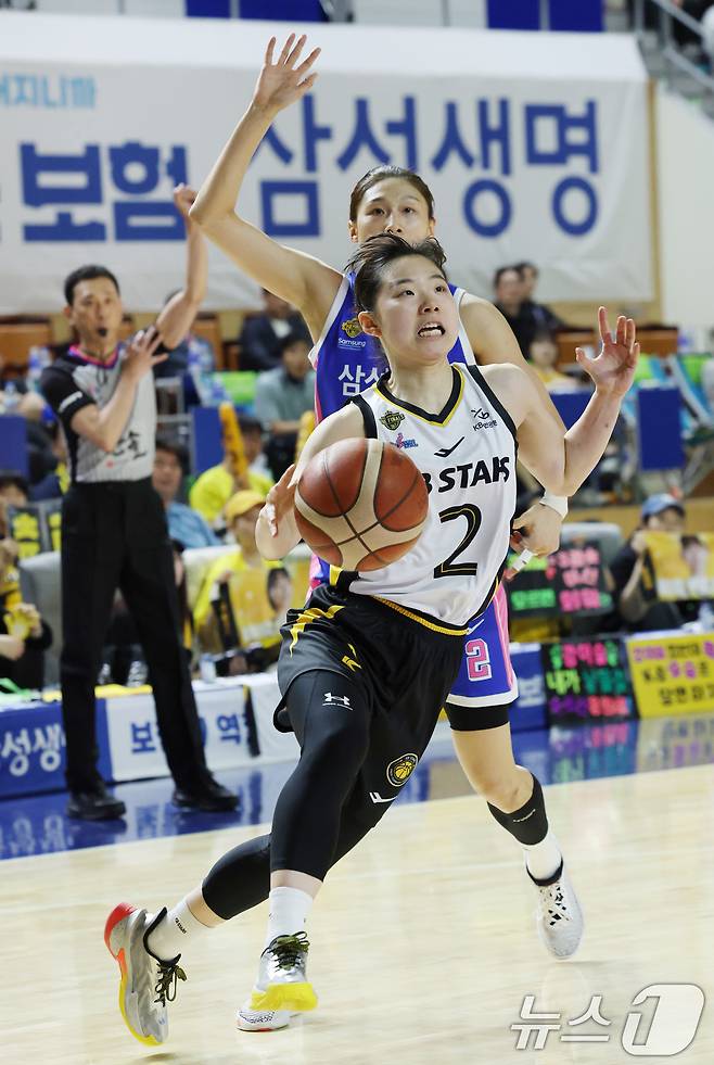 26일 경기 용인시 처인구 용인실내체육관에서 열린 'BNK 금융 2025-2026 여자프로농구 챔피언결정전 3차전' 용인 삼성생명 블루밍스와 청주 KB스타즈의 경기에서 KB스타즈 허예은이 돌파를 하고 있다. 2026.4.26 ⓒ 뉴스1 김영운 기자